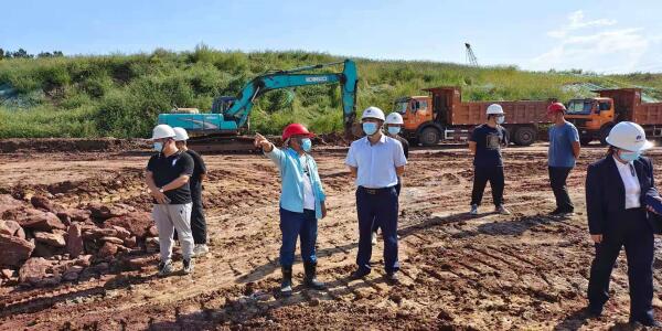 2021-8-27水业发展公司总经理殷术奎一行到二期工程调研检查 (3)(1).jpg