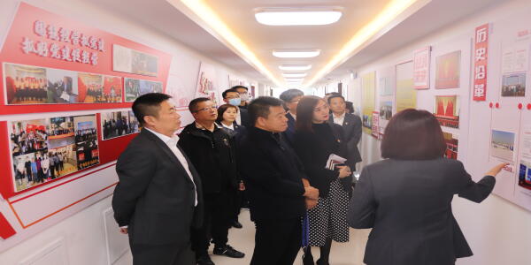 2021-9-29节水股份公司开展“重温誓词践初心，支部共建担使命”支部联建主题党日活动-图片01-参观长春国投建投公司党建文化长廊.jpg