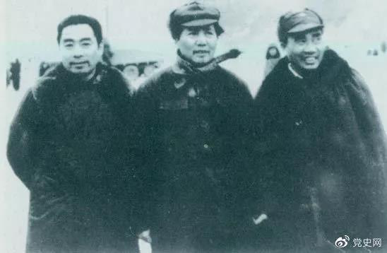 1946年1月27日,周恩来由重庆飞抵延安,参加中共中央书记处会议。图为毛泽东、朱德、周恩来在机场留影。