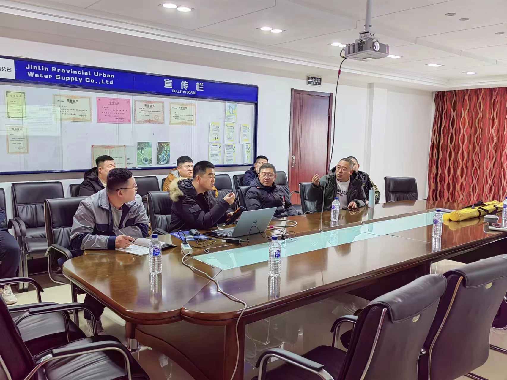 工作再添“新武器”，城市供水有限公司管线运行管理站开展RTK设备实操培训 (1).jpg