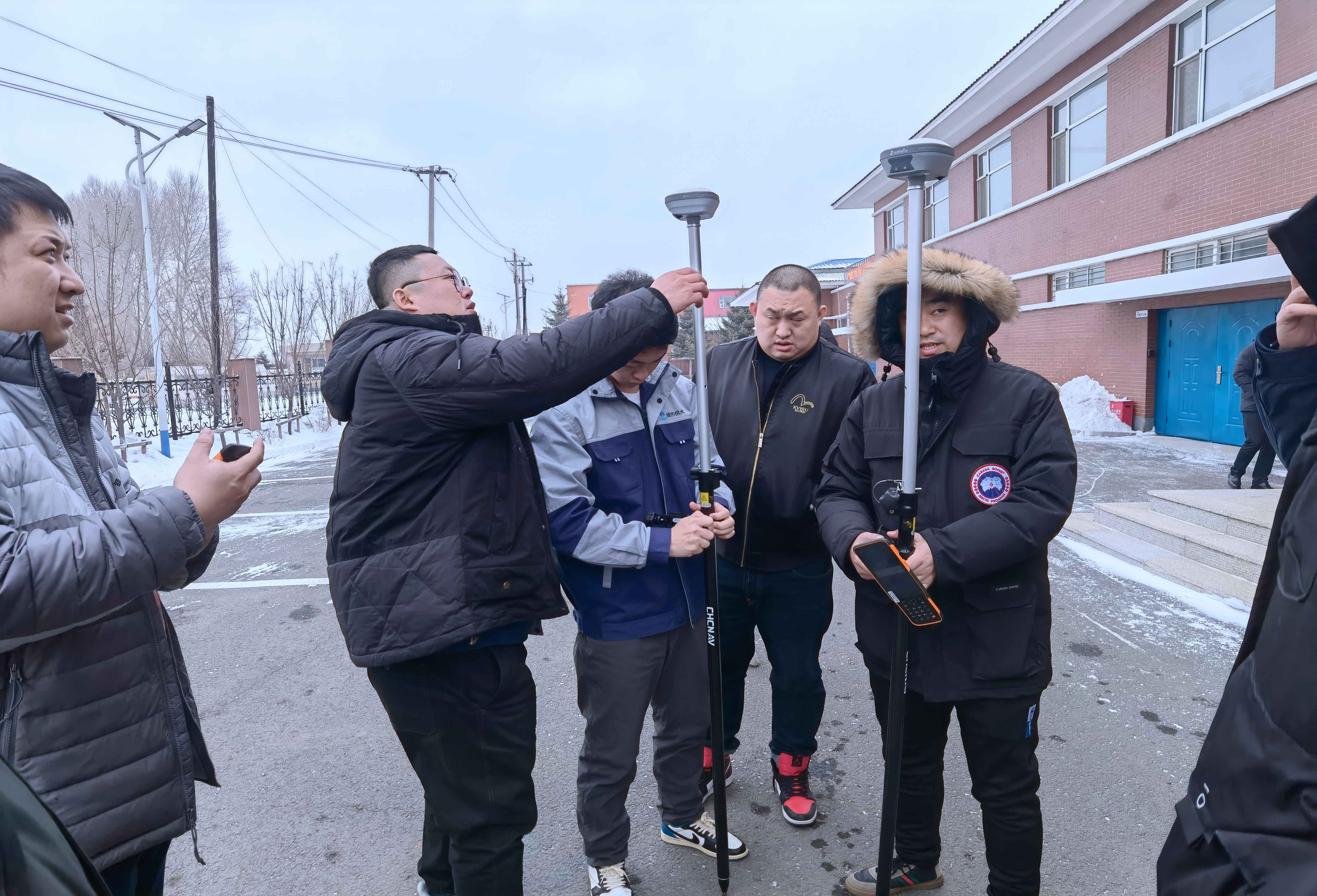 工作再添“新武器”，城市供水有限公司管线运行管理站开展RTK设备实操培训 (2).jpg